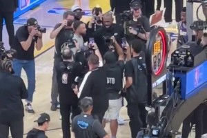 ❤️库里赛后与詹姆斯、布朗尼、雷迪克拥抱互动~